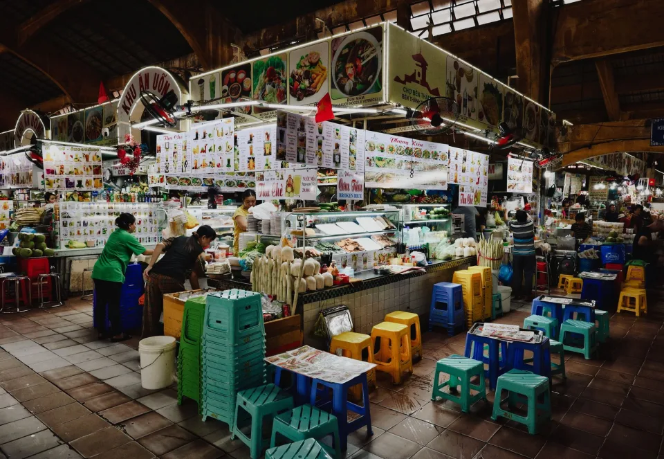 Bàn ăn tại Dịch Vụ Sơn Mỹ